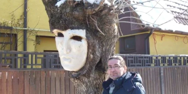 Gabriel Rizea a reuşit doar cu o drujbă şi un flex să transforme mai mulţi copaci în opere de artă