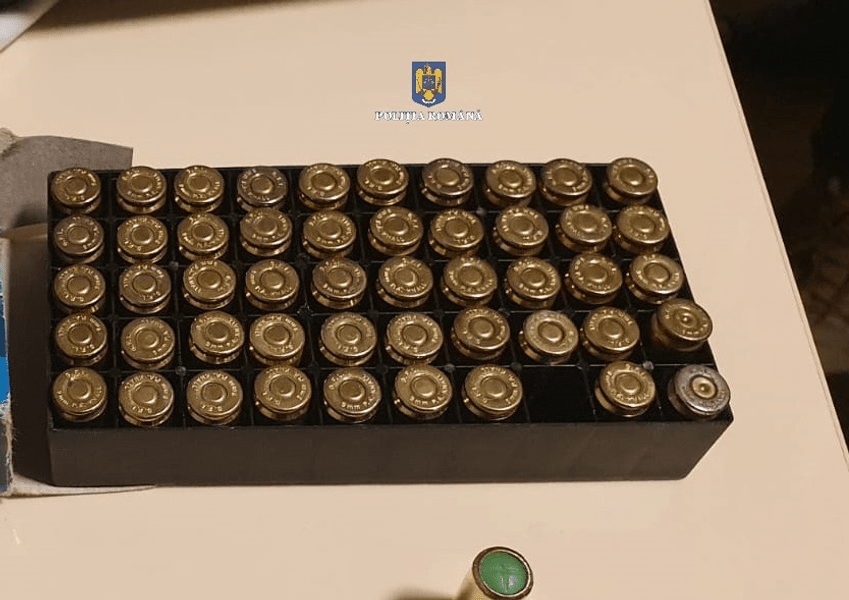 Tânăr din Brăila, bătut bestial de zece bărbați. Un pistol, 50 de cartușe, cuțite și o macetă, confiscate
