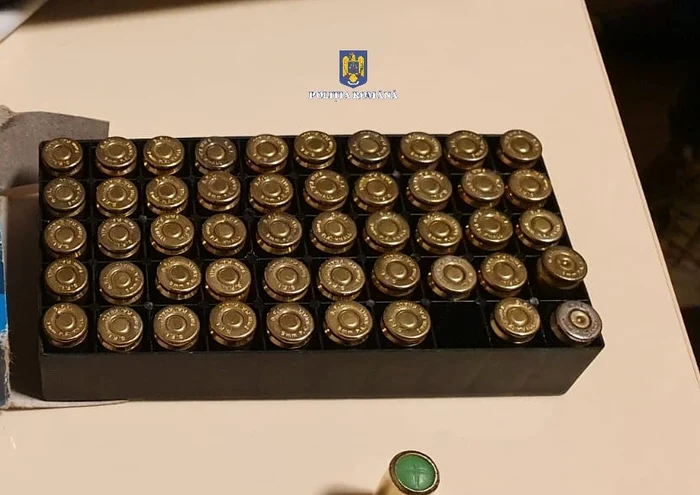 La percheziții au fost găsite mai multe cartușe FOTO: Poliția Română