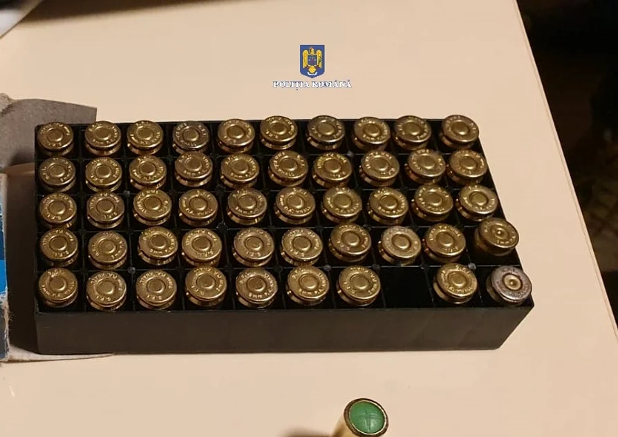 La percheziții au fost găsite mai multe cartușe FOTO: Poliția Română