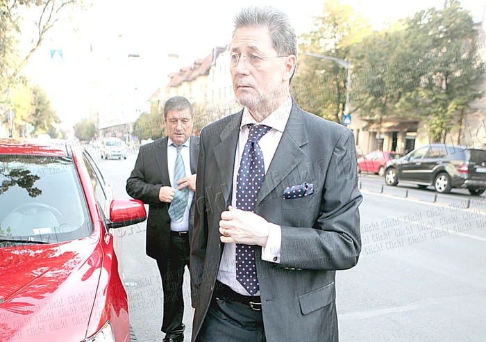 Îmbrăcat la patru  ace, “Procurorul” a  încercat să-şi mascheze  semnele slăbiciunii de după operaţie