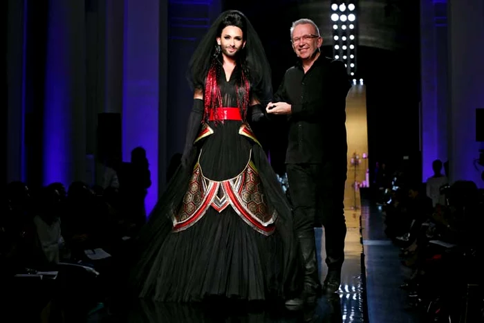 
    Conchita Wurst a defilat miercuri pentru designerul francez Jean  Paul GaultierFOTO: REUTERS  