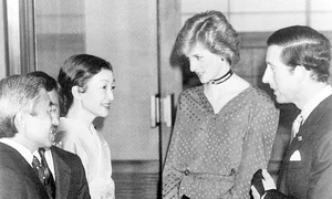 Mai 1986  Prinţul Charles şi Prinţesa Diana, în vizită la Palatul Togu, din Tokyo, sunt întâmpinaţi de Prinţul Akihito şi Prinţesa Michiko jpeg