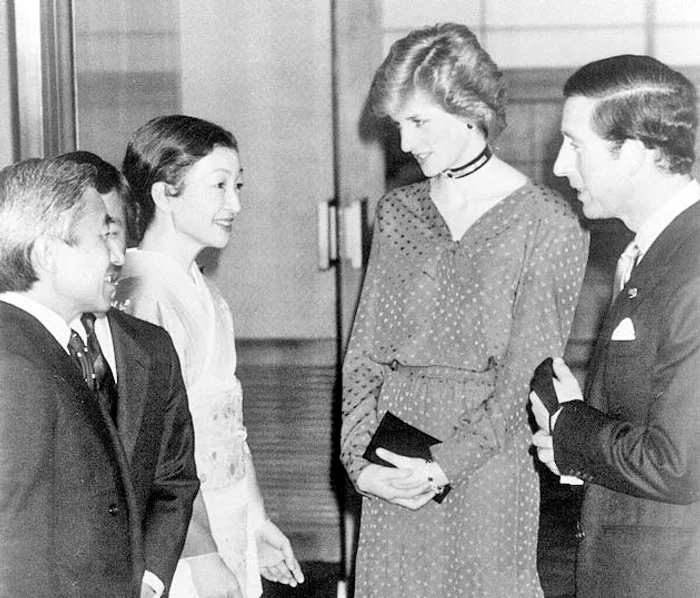 Mai 1986. Prinţul Charles şi Prinţesa Diana, în vizită la Palatul Togu, din Tokyo, sunt întâmpinaţi de Prinţul Akihito şi Prinţesa Michiko