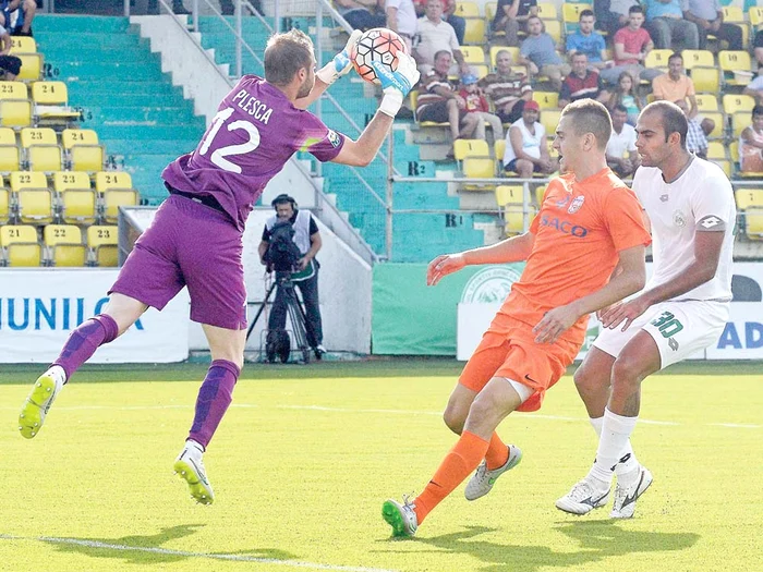
    Andrei Miron a fost  accidentat de portarul  oaspeţilor în minutul 48Foto: sportpictures.eu  