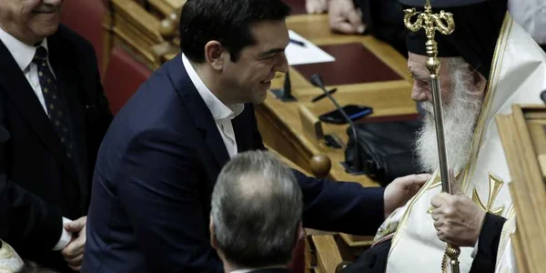 Alexis Tsipras discutand in Parlamentul grec cu arhiepiscoul Ieronim al II-lea al Atenei FOTO EPA