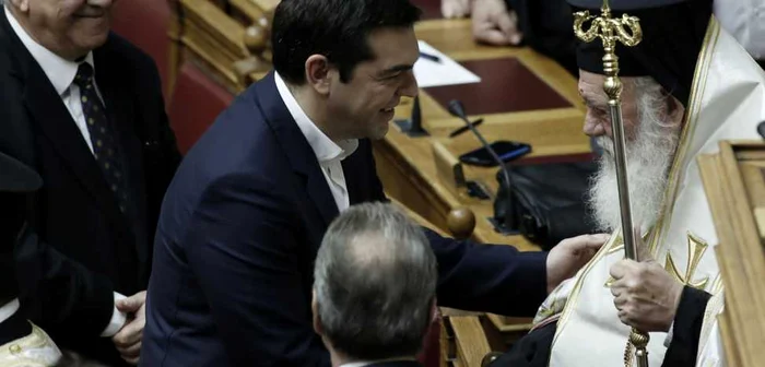 Alexis Tsipras discutând în Parlamentul grec cu arhiepiscopul Ieronim al II-lea al Atenei FOTO EPA