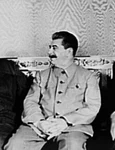 Întâlnire oficială dintre Winston Churchill, Iosif Stalin și ambasadorul SUA la Moscova, W. Averell Harriman, în august 1942 (© The Library of Congress)