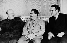 Întâlnire oficială dintre Winston Churchill, Iosif Stalin și ambasadorul SUA la Moscova, W. Averell Harriman, în august 1942 (© The Library of Congress)