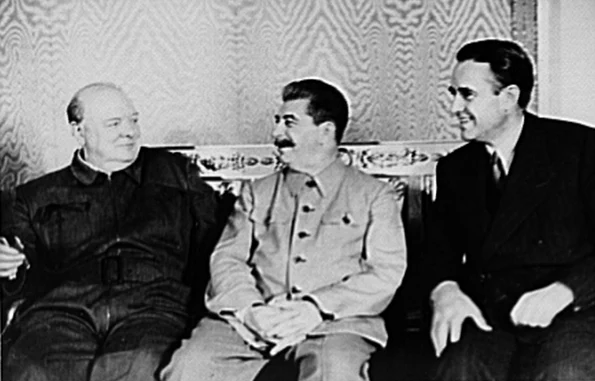 Întâlnire oficială dintre Winston Churchill, Iosif Stalin și ambasadorul SUA la Moscova, W. Averell Harriman, în august 1942 (© The Library of Congress)