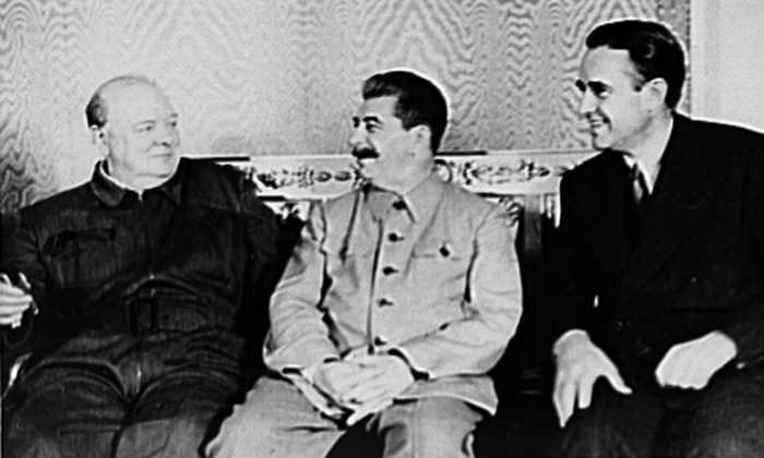 Întâlnire oficială dintre Winston Churchill, Iosif Stalin și ambasadorul SUA la Moscova, W. Averell Harriman, în august 1942 (© The Library of Congress)