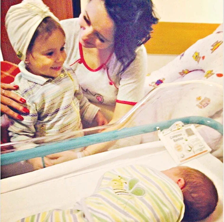 
    Micuţa l-a privit cu duioşie pe bebeluş  