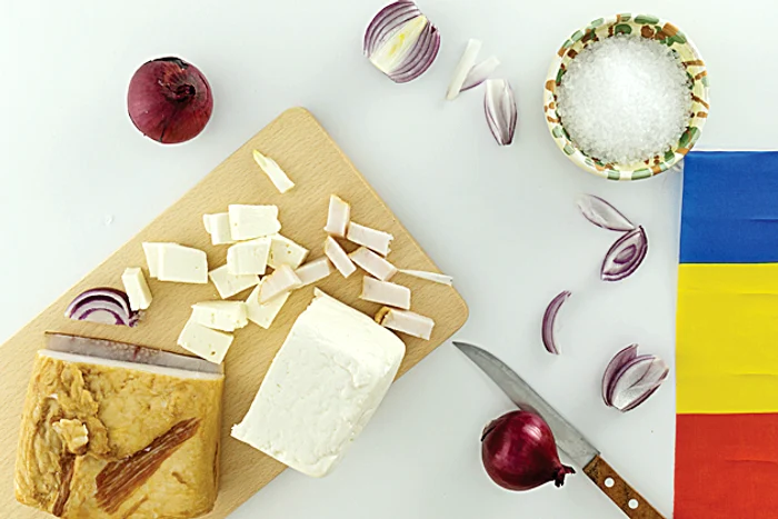 O gustare tradiţională: brânză, slăninuţă şi ceapă roşie