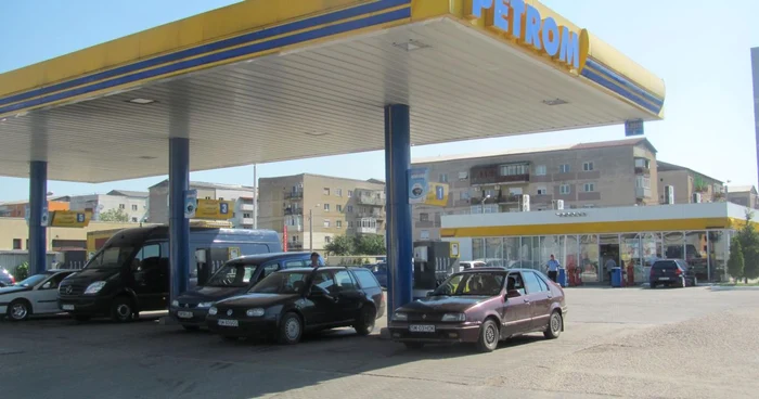 Petrom deţine circa 500 de benzinării în România, inclusiv staţiile OMV, plus alte 200 în Bulgaria,Serbia şi Republica Moldova