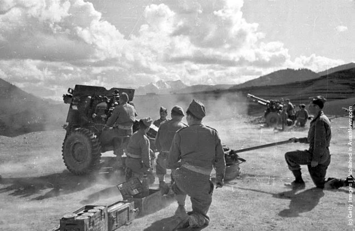 Armata deschide focul asupra gherilelor,  22 mai 1948 (Bert Hardy/Picture Post/Getty Images)
