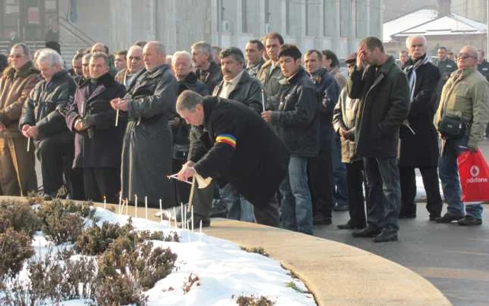 Revoluţionarii au aprins lumânări la Monumentul Eroilor 