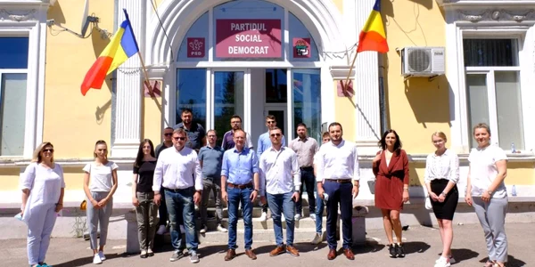 Foştii membri USR s-au fotografiat în faţa sediului PSD FOTO botosaniexclusiv