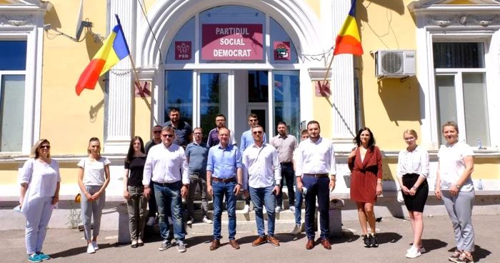 Foştii membri USR s-au fotografiat în faţa sediului PSD FOTO botosaniexclusiv,ro