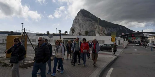 Oameni intră Spania după trecerea frontierei din Gibraltar în La Linea de la Concepcion Spania  FOTO Guliver / Getty Images / Pablo Blazquez Dominguez