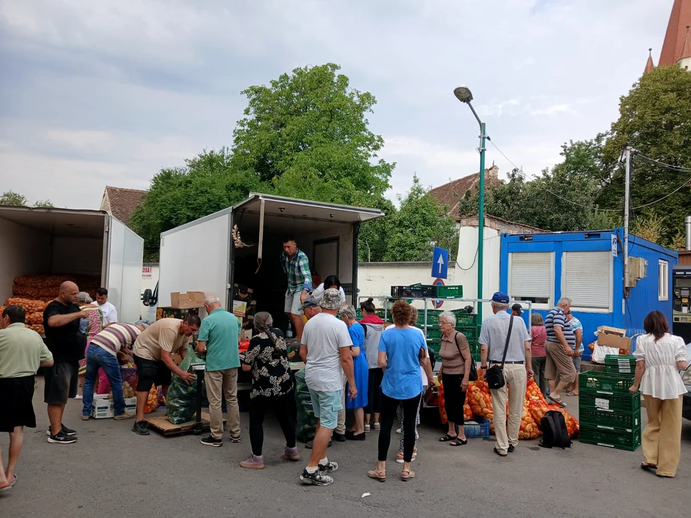Legumicultorii din sud și-au vândut marfa la Cisnădie direct din camioane FOTO: arhiva M. Chesnoiu