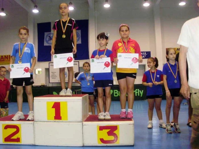 Andreea Matei (tricou roz) a ocupat locul trei la individual
