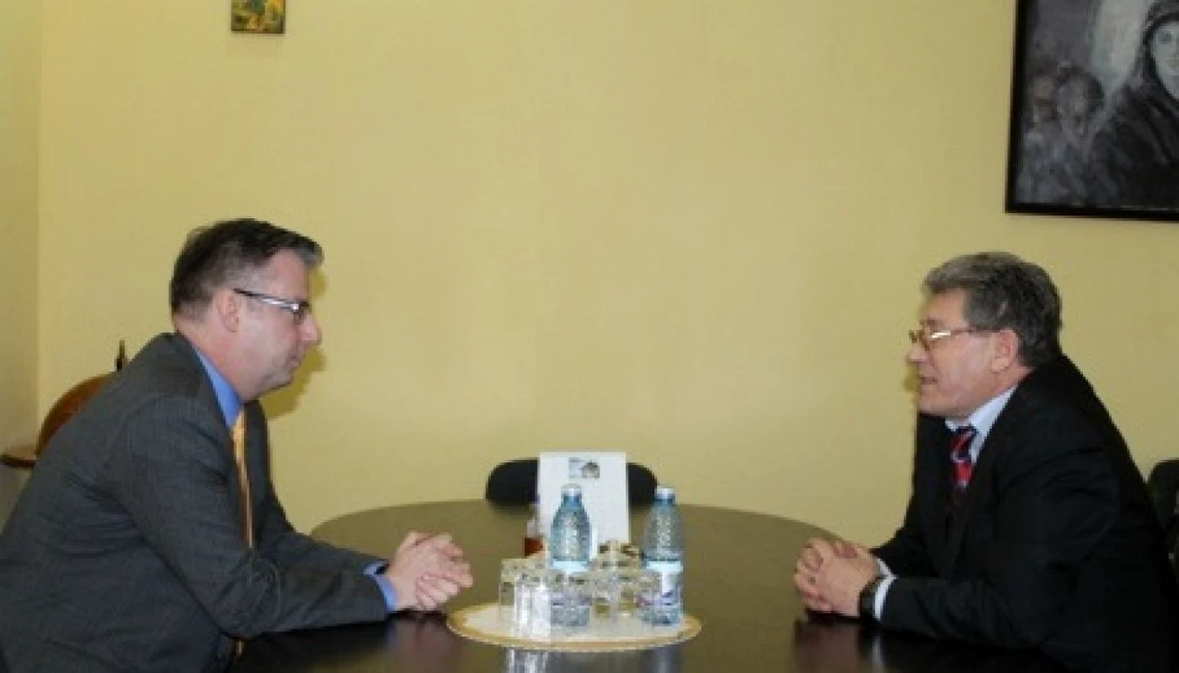 Ex-preşedintele Republicii Moldova, Mihai Ghimpu a avut o întrevedere cu ambasadorul Dirk Schuebel, şeful Delegaţiei Uniunii Europene în Republica Moldova. Liderul român i-a spus ieri că încrederea şi speranţa într-un viitor european nu au fost pierdute de cetăţenii celui de-Al Doilea Stat Românesc.