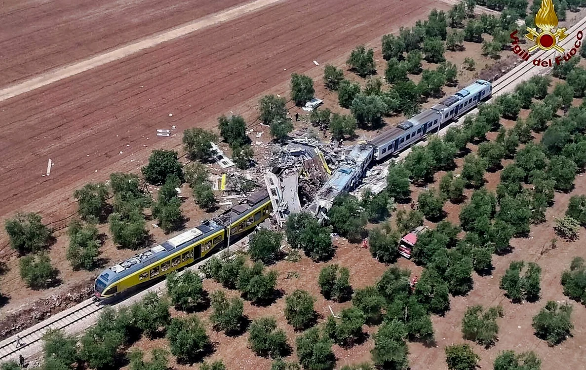 
    Două trenuri s-au ciocnit în regiunea de sud a ItalieiFoto AP  
