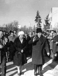 Vizita lui Nicolae Ceauşescu şi a Elenei Ceauşescu în comuna Scorniceşti, judeţul Olt, în ianuarie 1978 (© „Fototeca online a comunismului românesc”, cota: 33/1978)