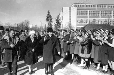 Vizita lui Nicolae Ceauşescu şi a Elenei Ceauşescu în comuna Scorniceşti, judeţul Olt, în ianuarie 1978 (© „Fototeca online a comunismului românesc”, cota: 33/1978)