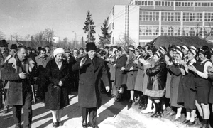 Vizita lui Nicolae Ceauşescu şi a Elenei Ceauşescu în comuna Scorniceşti, judeţul Olt, în ianuarie 1978 (© „Fototeca online a comunismului românesc”, cota: 33/1978)