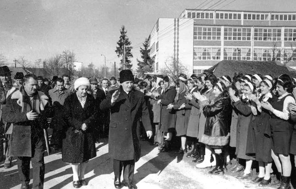 Vizita lui Nicolae Ceauşescu şi a Elenei Ceauşescu în comuna Scorniceşti, judeţul Olt, în ianuarie 1978 (© „Fototeca online a comunismului românesc”, cota: 33/1978)