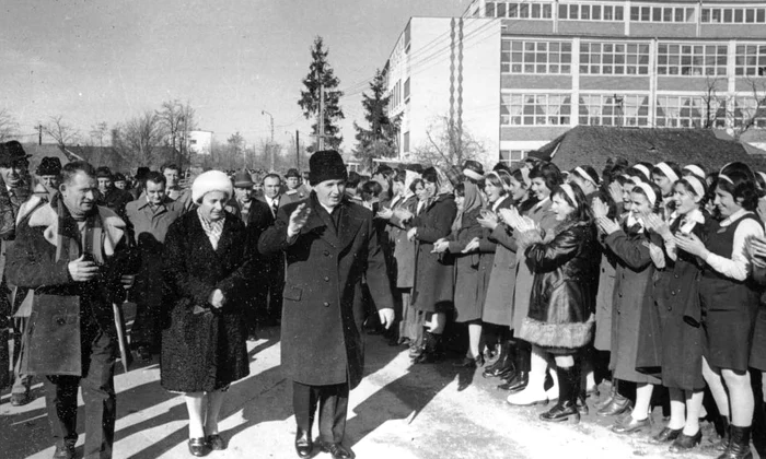 Vizita lui Nicolae Ceauşescu şi a Elenei Ceauşescu în comuna Scorniceşti, judeţul Olt, în ianuarie 1978 (© „Fototeca online a comunismului românesc”, cota: 33/1978)