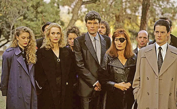 
    Ospătărițele Shelly și Norma,  alături de Ed și soția lui îl ajută  în felul lor pe Dale Cooper  în elucidarea misterului  