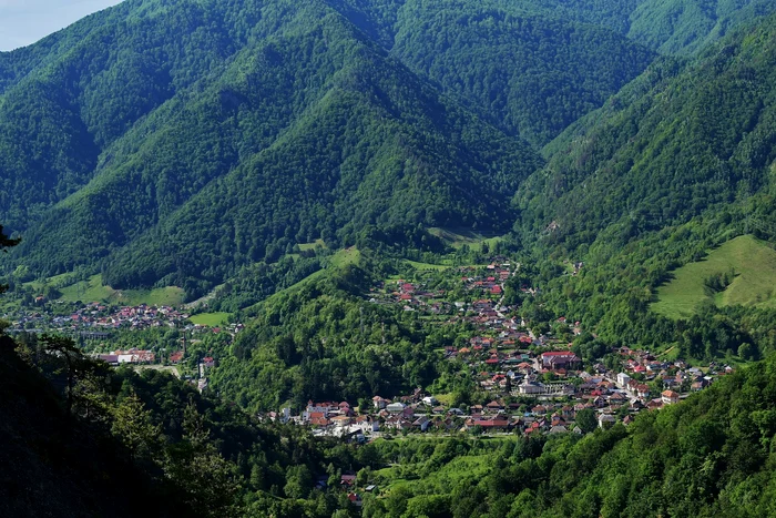 Panoramă asupra stațiunii montane Brezoi de pe Valea Lotrului în Vâlcea Foto CNIPT Vâlcea