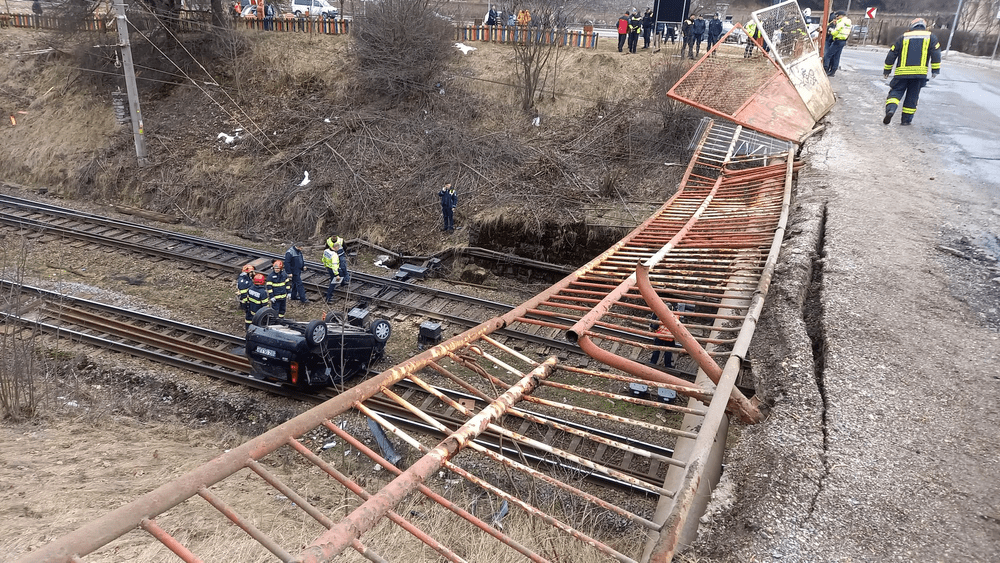 Autoturism căzut de pe un pod pe cale ferată, chiar în fața unui tren. Traficul feroviar este restricționat