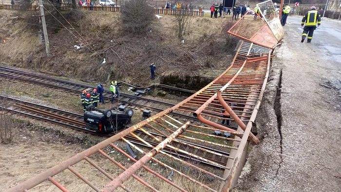 Un șofer a căzut cu mașina de pe pod pe calea ferată FOTO IPJ Brașov