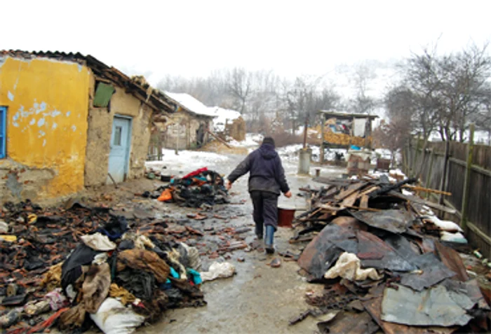 O familie din Dobrun a rămas fără casă în urma incendiului de acum câteva zile. foto: Virgil Lăpădatu