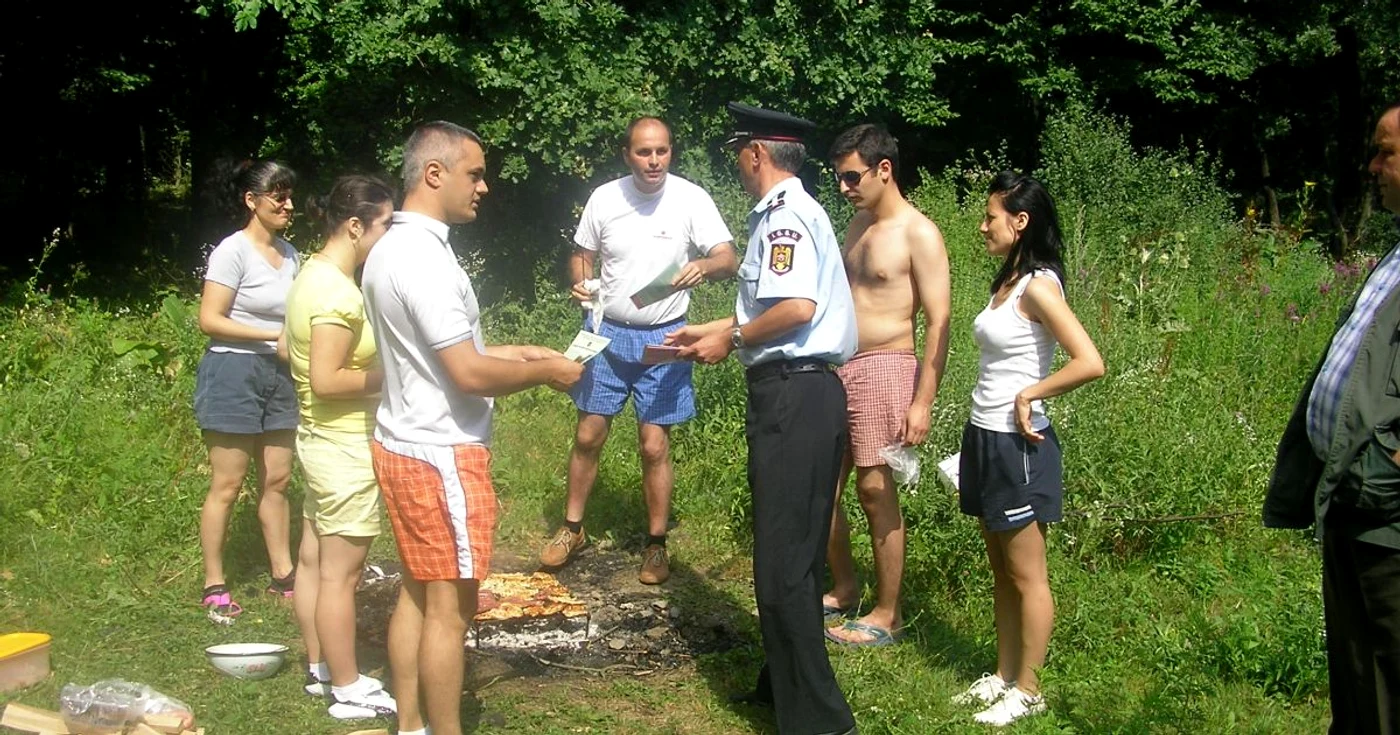 Iaşi: Pompierii îi învaţă pe ieşeni cum să facă grătarul (FOTO)
