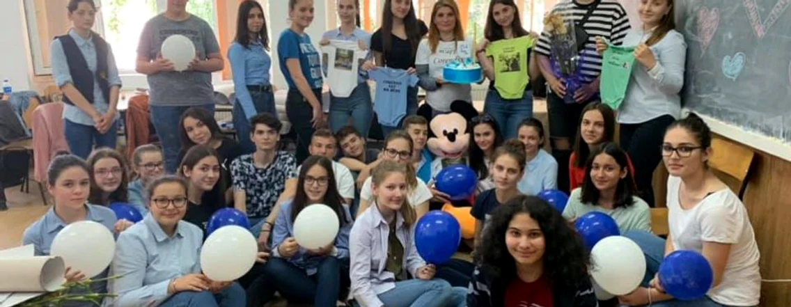 Surpriza pe care i-au pregătit-o nişte elevi de a IX-a profesoarei care va pleca în concediu de maternitate - Colegiul Gib Mihăescu Drăgăşani Foto FB Ştefan Mihai