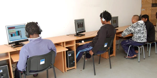 Refugiaţii au acces la internet non-stop