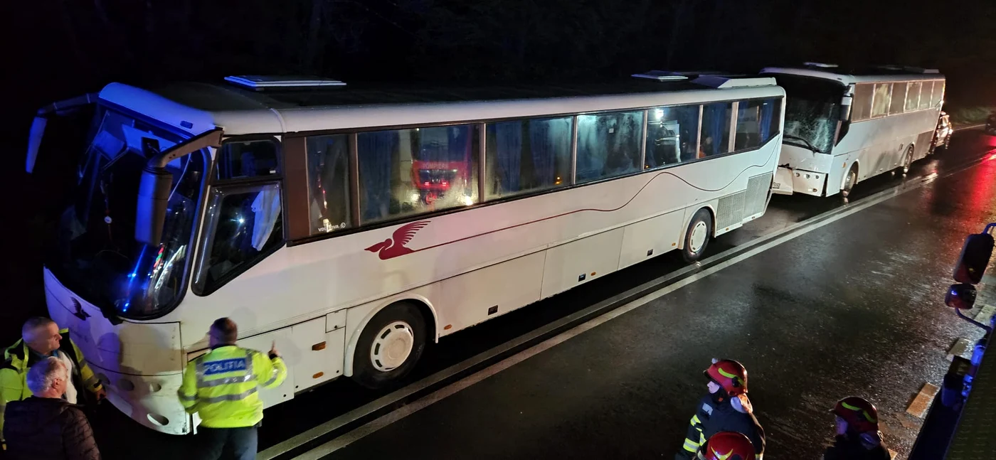 Două autocare cu 90 de copii s au ciocnit pe DN1 la Hula Bradului în Sibiu Foto ISU Sibiu