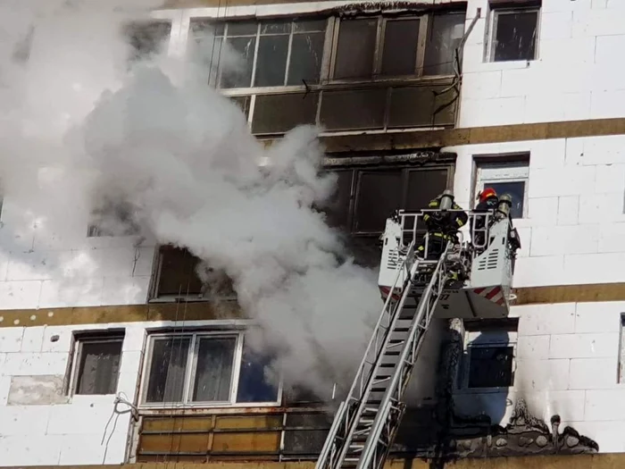 
    Incendiul s-a produs într-un apartament situat la etajul 7 al unui bloc turnfoto: Click!  
