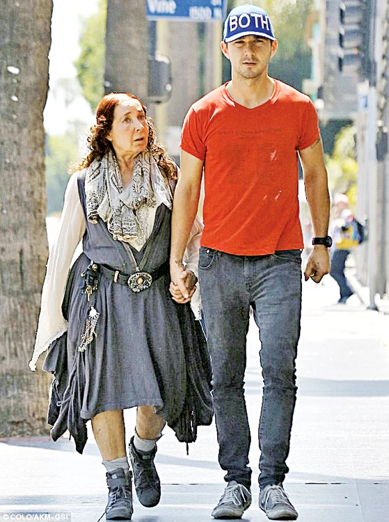 Actorul adoră să-şi scoată mama la plimbare