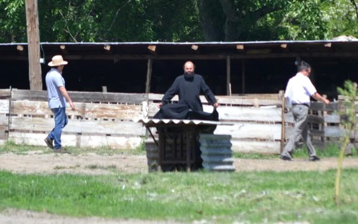 Călugărul Nicodim, cel ce conduce centrul este şoferul Preasfinţitului Ioachim BăcăuanulFoto Adevărul