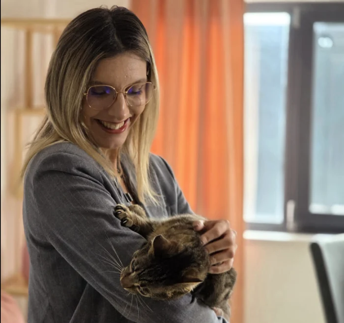 Ministerul Mediului adoptă o pisică salvată dintr-un caz grav de abuz. FOTO: Facebook 