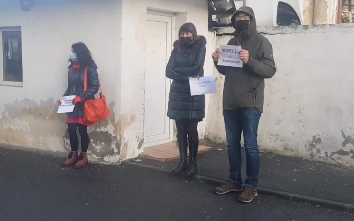 Profesorii de la Colegiul Naţional ”Gheorghe Şincai” din Bucureşti au protestat lângă clădirea liceului    Foto: Facebook