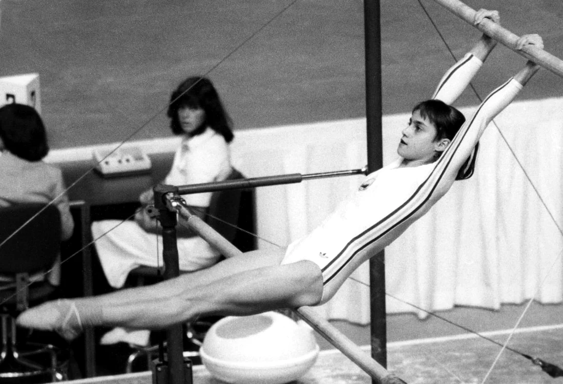 Nadia Comăneci în timpul unui exercițiu de 10, la Montreal 1976
