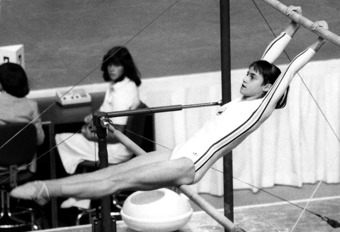 Nadia Comăneci în timpul unui exercițiu de 10, la Montreal 1976