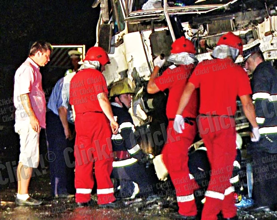 
    Şoferul camionului cu  albine a fost găsit strivit  sub cabina cisternei (FOTOGRAFII: IONUŢ DIMA)  