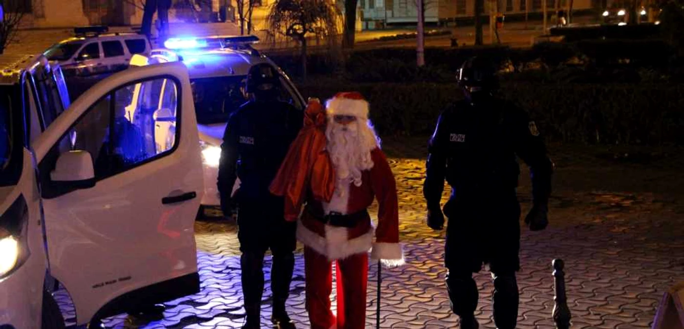 Moş Crăciun, flancat de mascaţi, poartă sacul cu daruri pentru copii Foto: Poliţia Locală Galaţi